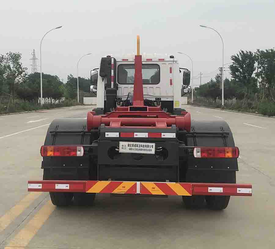 解放勾臂式垃圾車?yán)嚕▏?6噸）