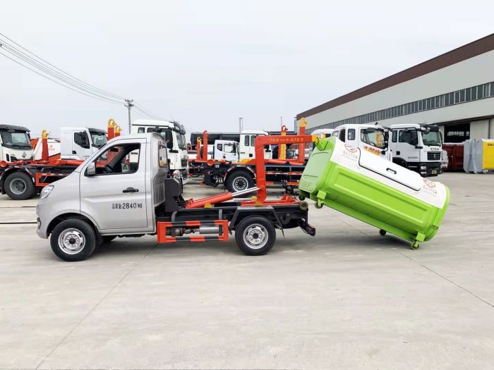 長(zhǎng)安勾臂式垃圾車