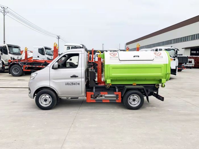 長(zhǎng)安勾臂式垃圾車